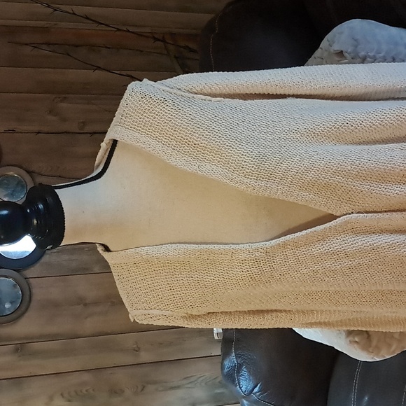 Free People V-Neck Snap Front Ivory Cream Shark Bite Hemline Sweater Cardigan L - Picture 3 of 9